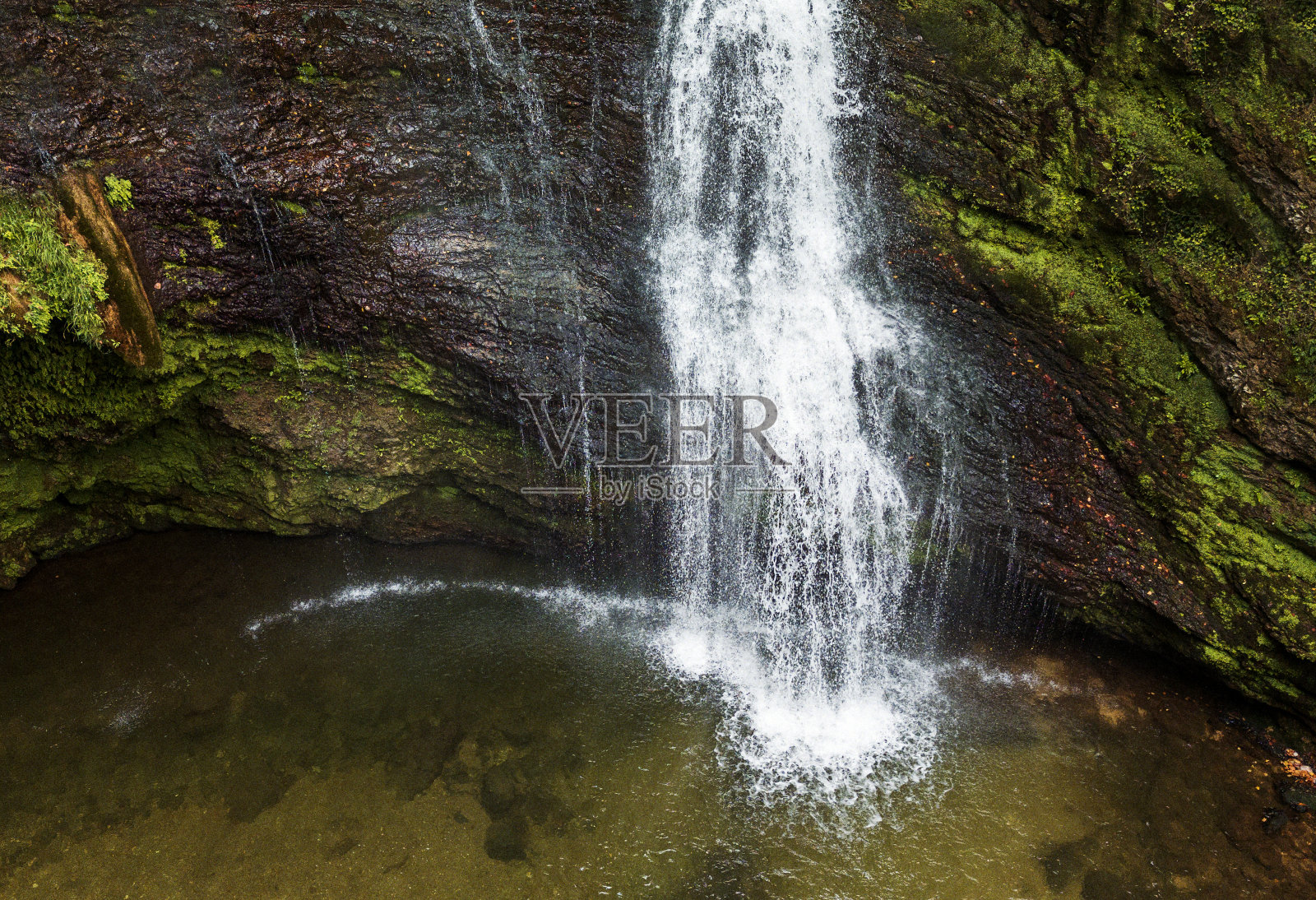 山上的小瀑布照片摄影图片