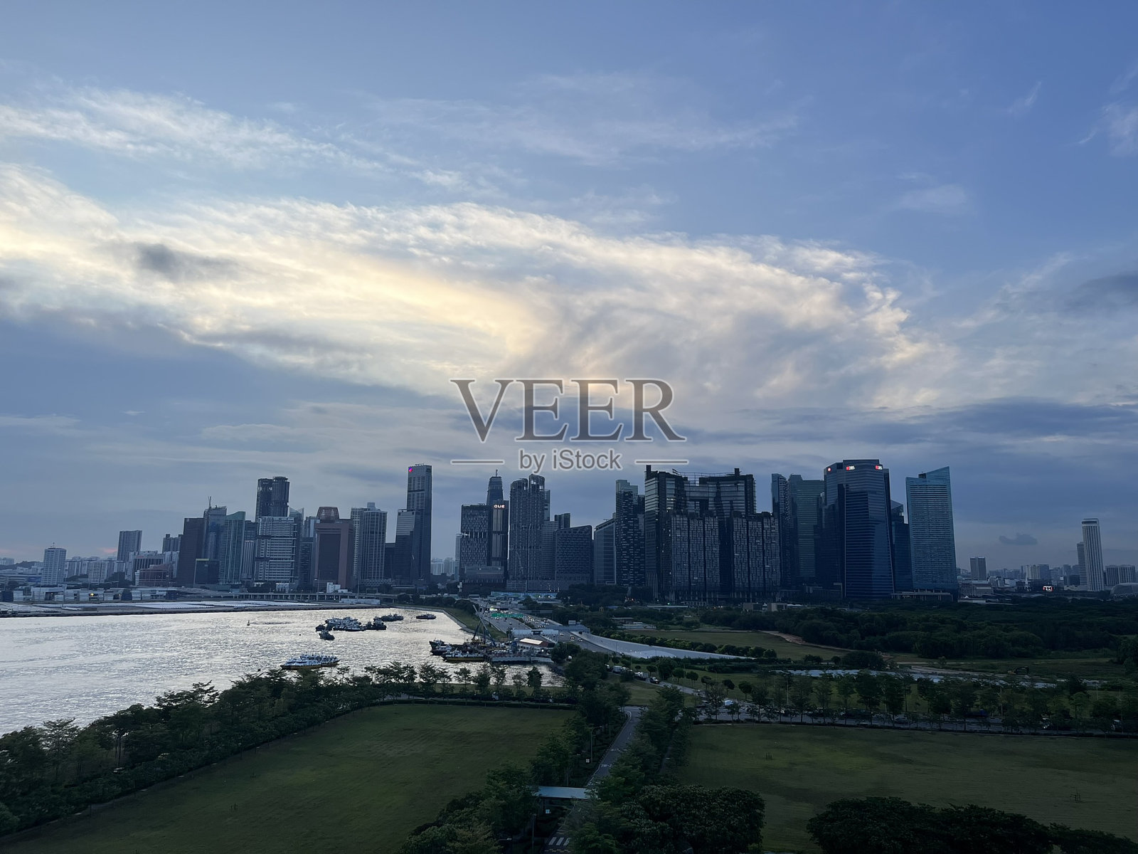 新加坡办公大楼的夜晚照片摄影图片