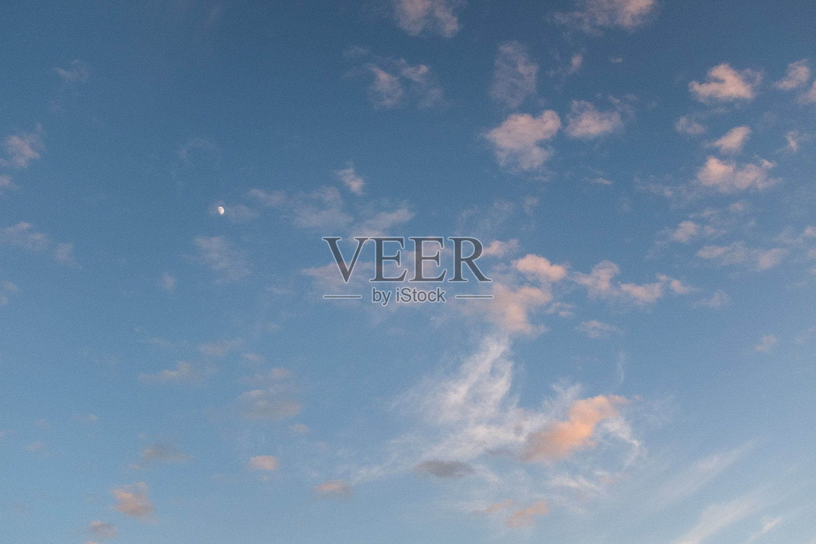 天空背景。蓝天白云出版,设计,海报,日历,邮政,屏幕保护程序,壁纸,明信片,横幅,封面,网站。高质量摄影照片摄影图片