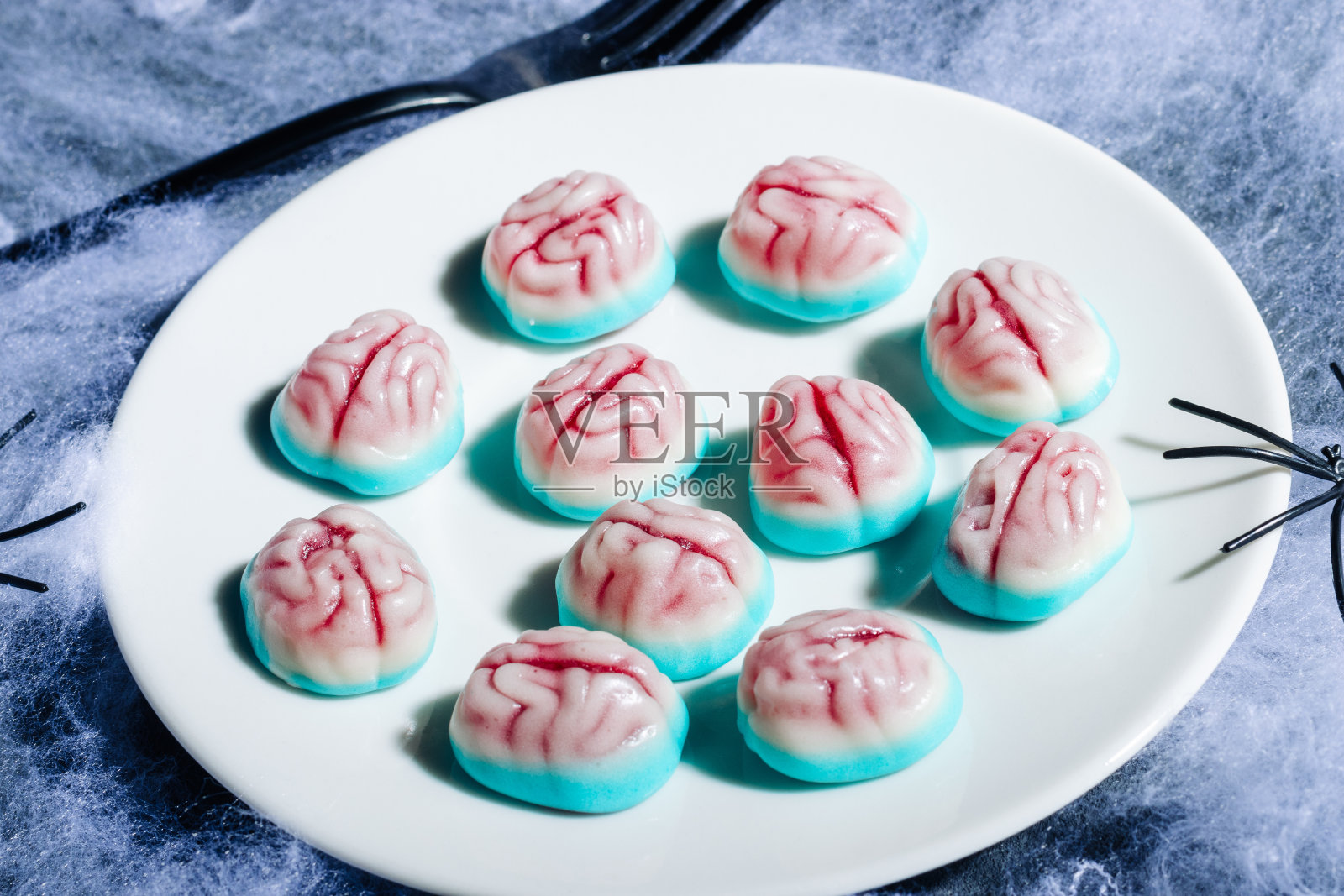 近距离观察脑形果冻糖果,美味的彩色万圣节糖果照片摄影图片