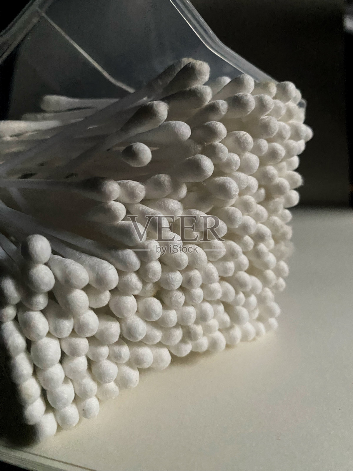 盒子里有白色的棉签。照片摄影图片