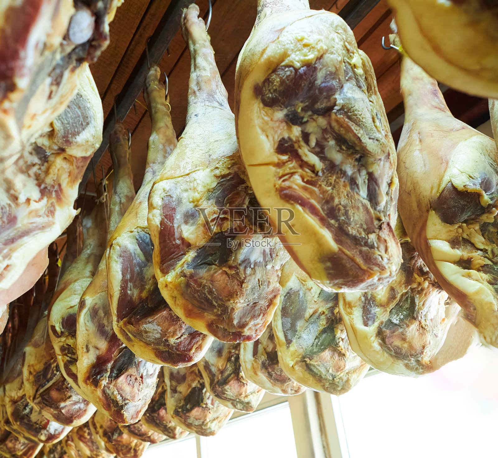 大量现成的猪肉火腿。肉类生产。照片摄影图片