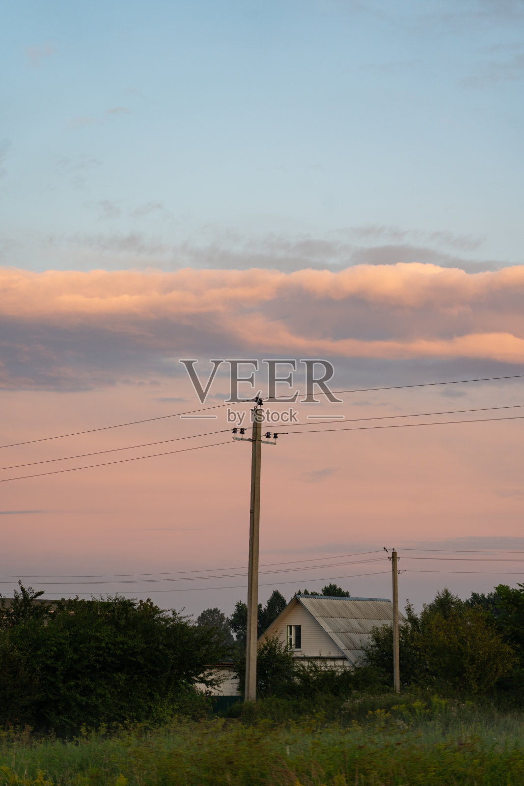 橘黄色夕阳天空背景下的电线支撑照片摄影图片