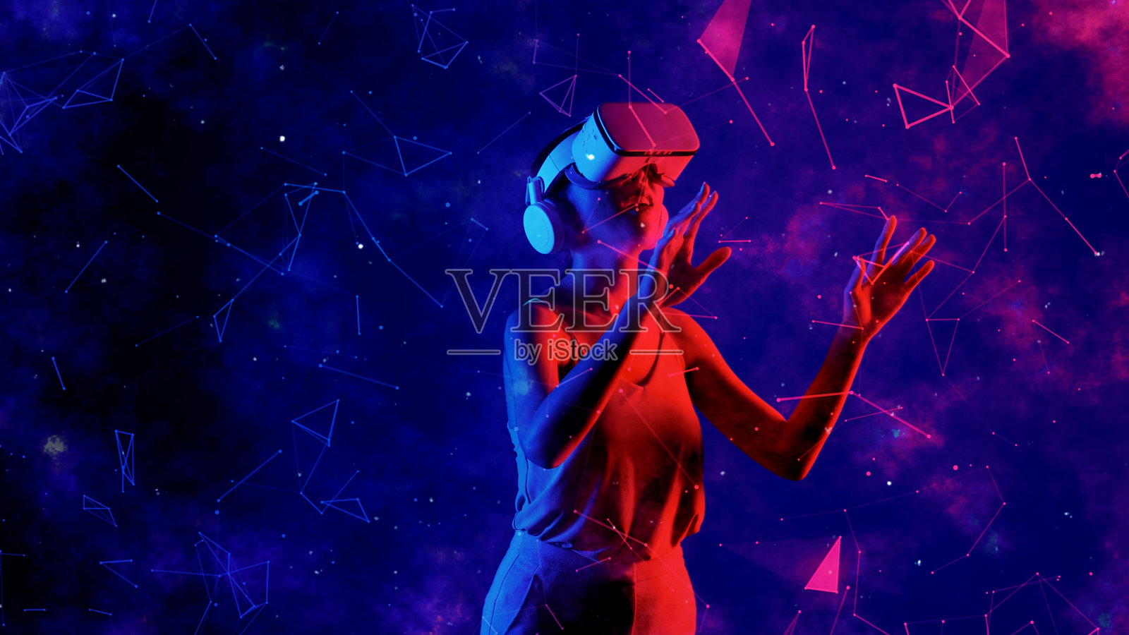 兴奋的女人看着周围的VR与指向星座meta。幻觉。照片摄影图片