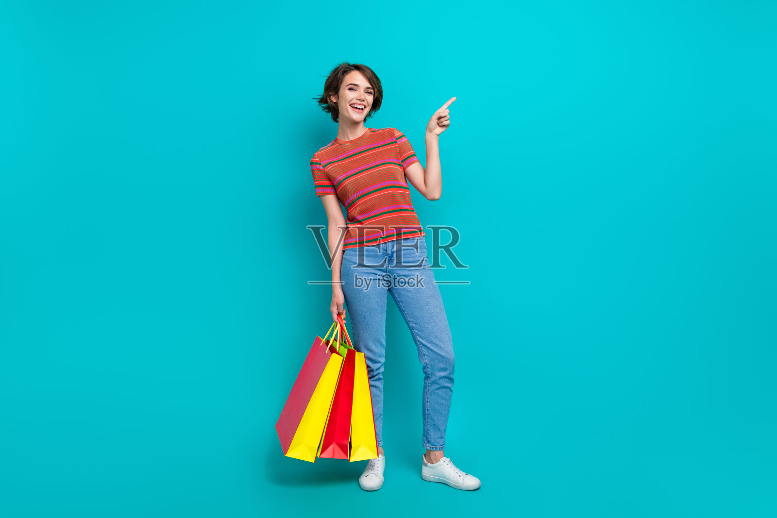 照片可爱可爱的满意的女人穿着时尚的衣服,呈现特别的新闻横幅,青色背景上的空白空间照片摄影图片