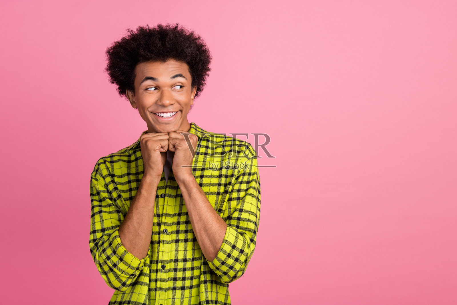 漂亮的年轻人的肖像看起来空的空间穿衬衫孤立在粉红色的背景照片摄影图片