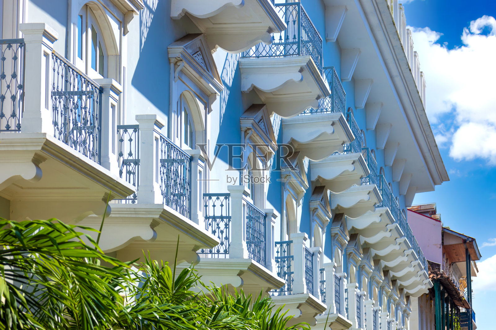 巴拿马,巴拿马城历史中心卡斯科Viejo五颜六色的街道和殖民时期的建筑照片摄影图片