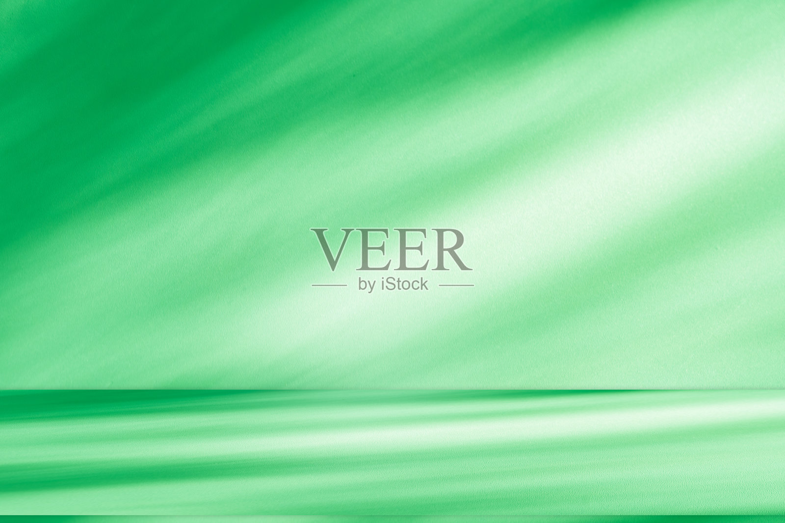 工作室风格的背景墙装饰呈现采用白色和米色色调。阴影从附近的窗户投射出来,创造了一个装饰性的概念照片摄影图片