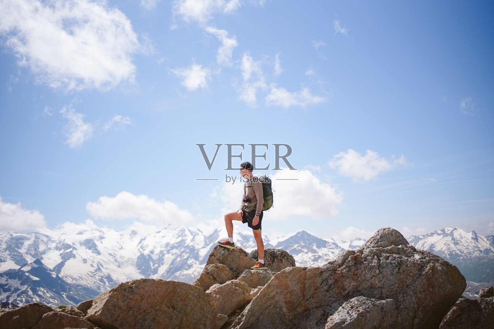 夏天可以欣赏山景,徒步旅行照片摄影图片