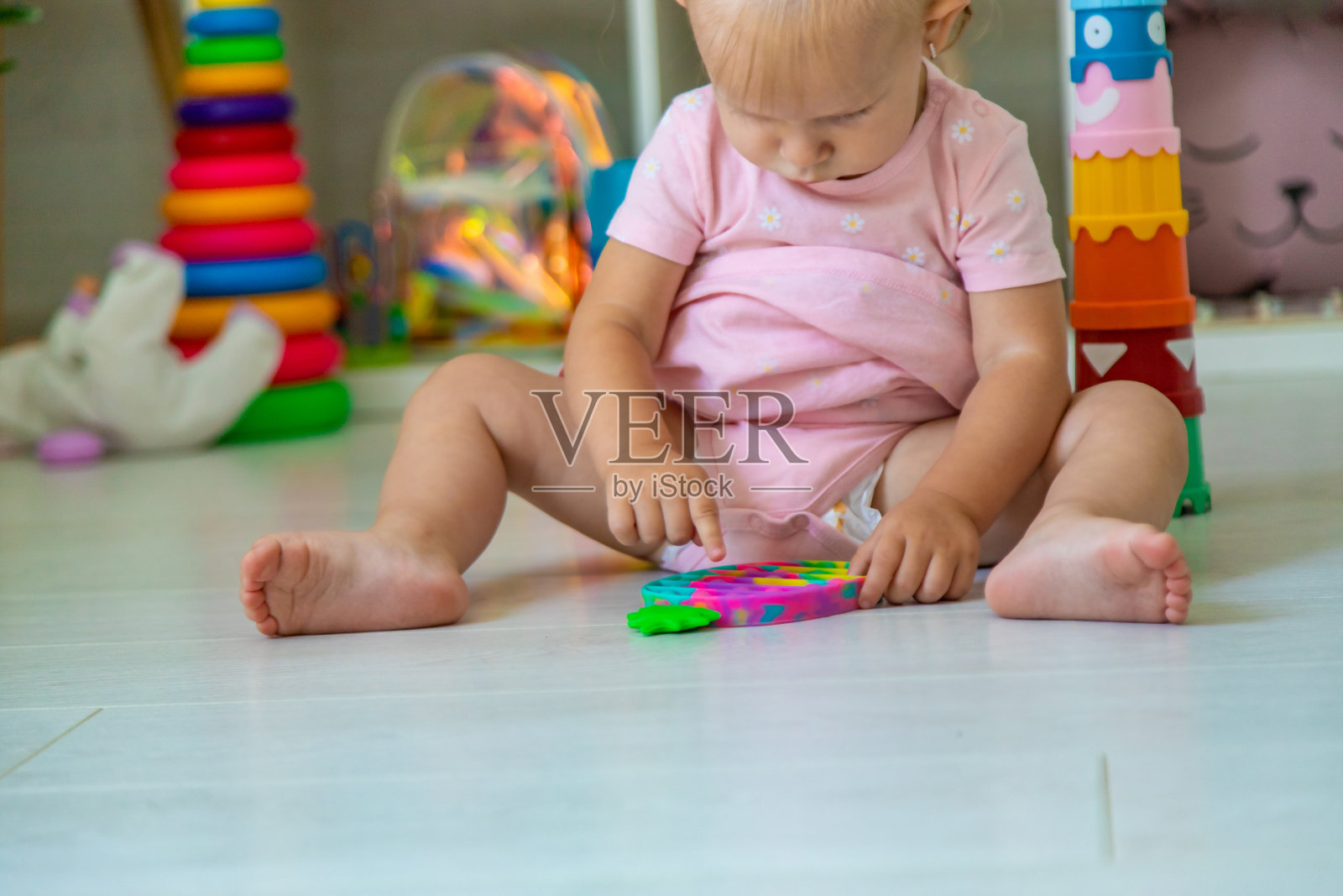 小女孩在玩玩具。有选择性的重点照片摄影图片