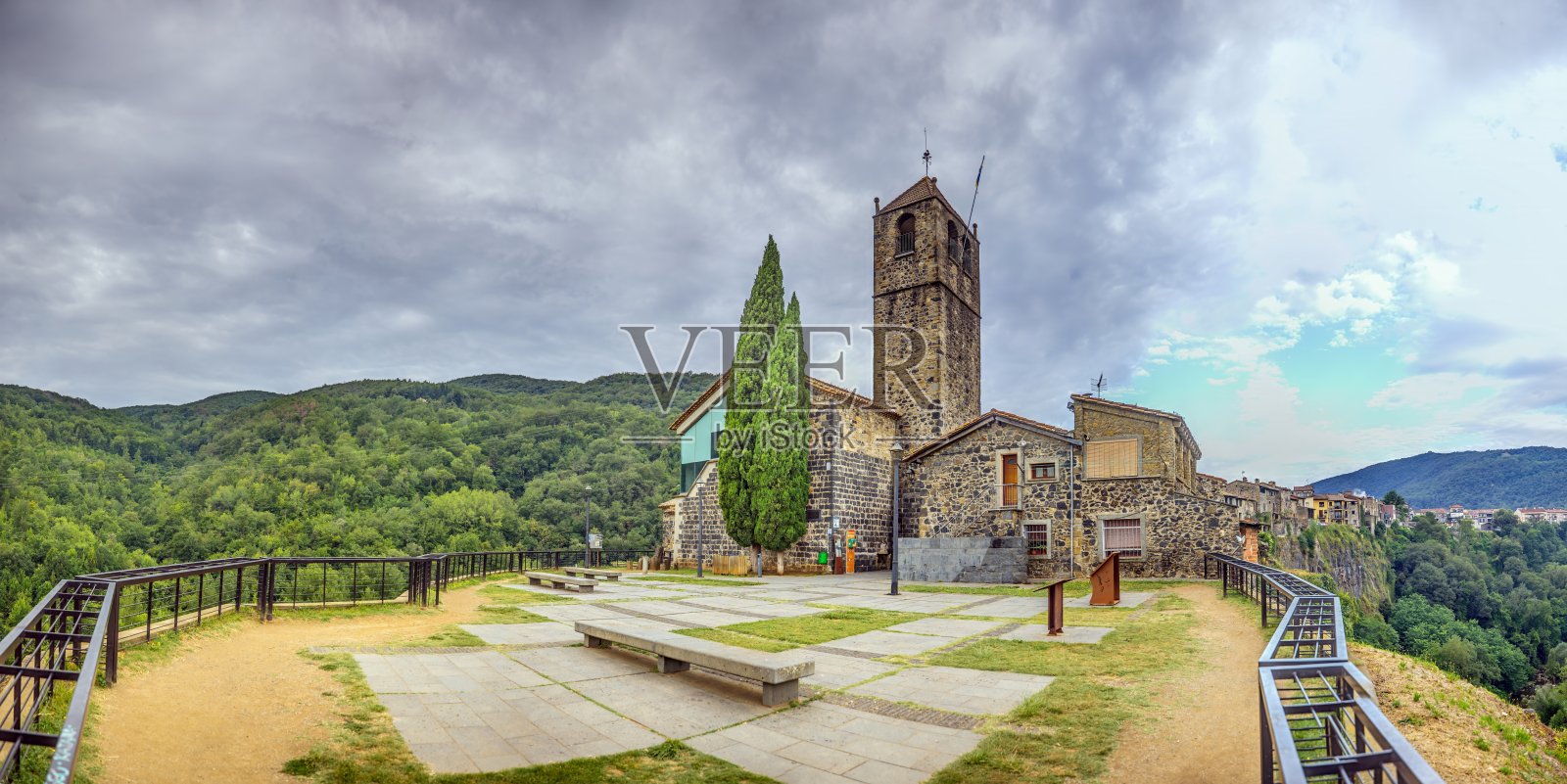 历史悠久的加泰罗尼亚村庄Castellfollit de la Roca的废弃教堂广场的照片照片摄影图片