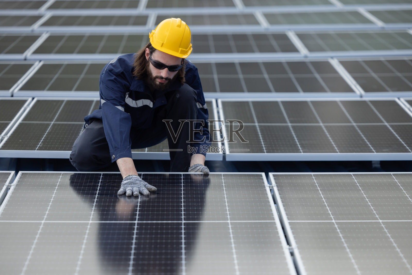 工程师在工厂屋顶检查太阳能电池板照片摄影图片