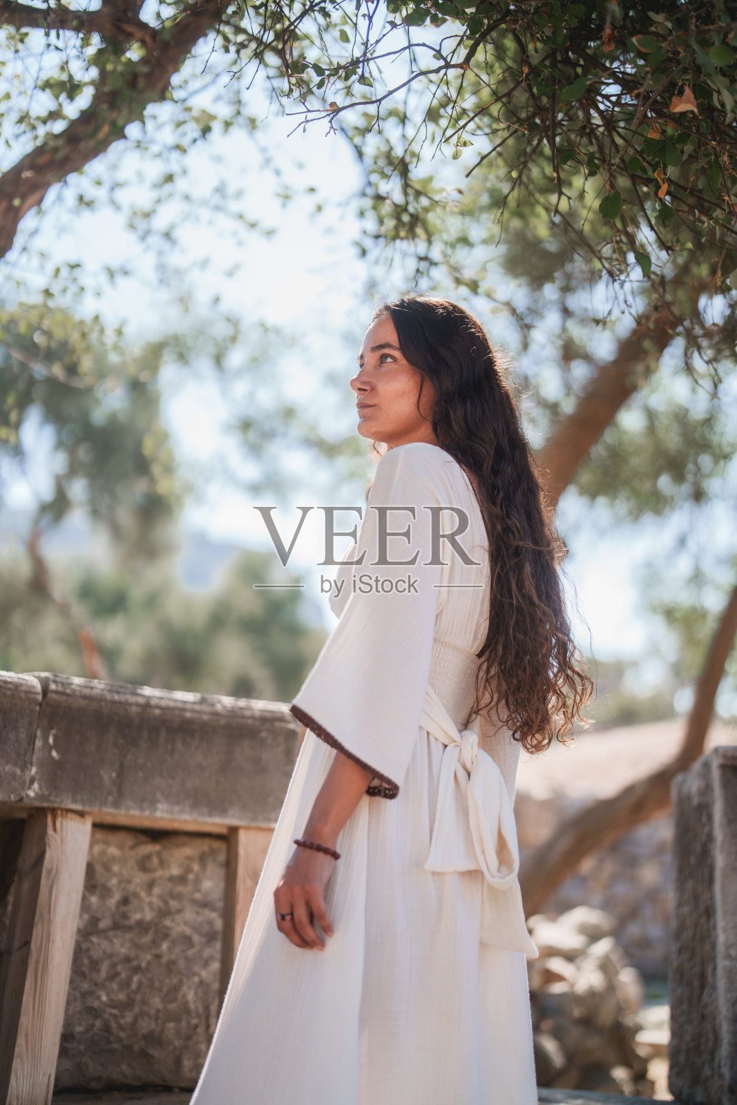 一个女人在古代废墟中穿着白色连衣裙的肖像照片摄影图片