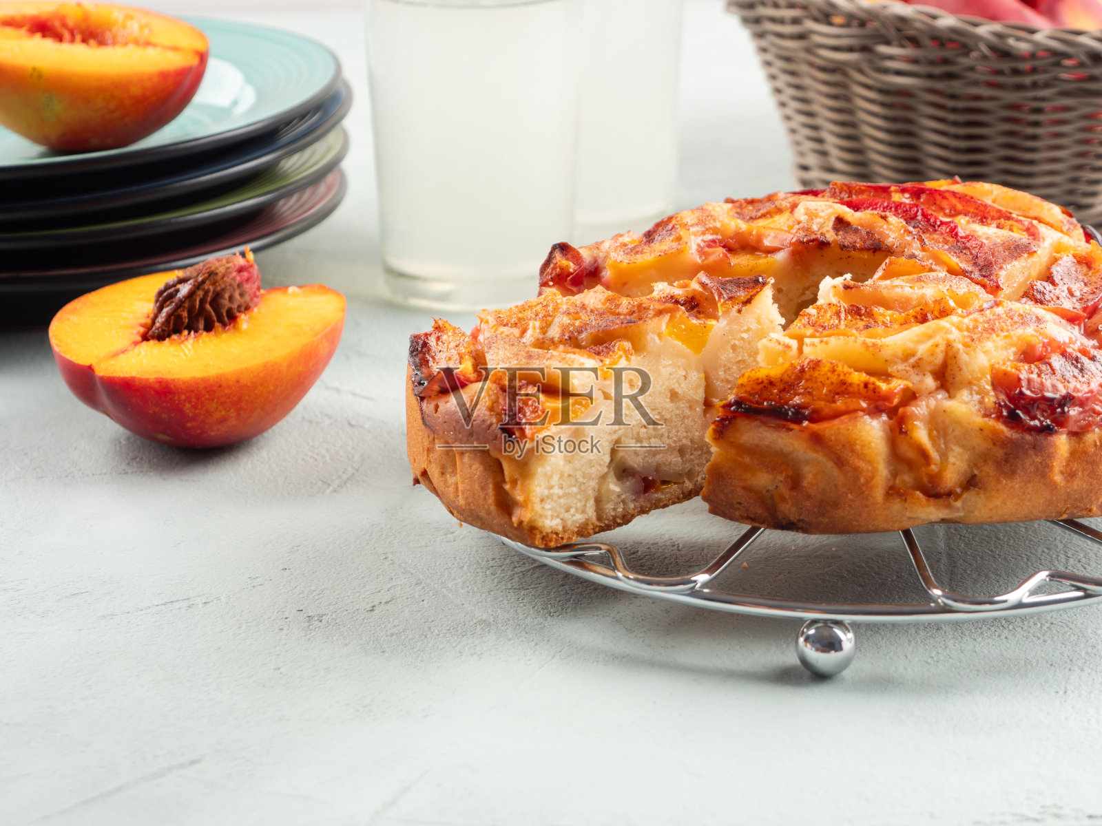 绿松石桌的纯素油桃蛋糕,夏日佳品照片摄影图片