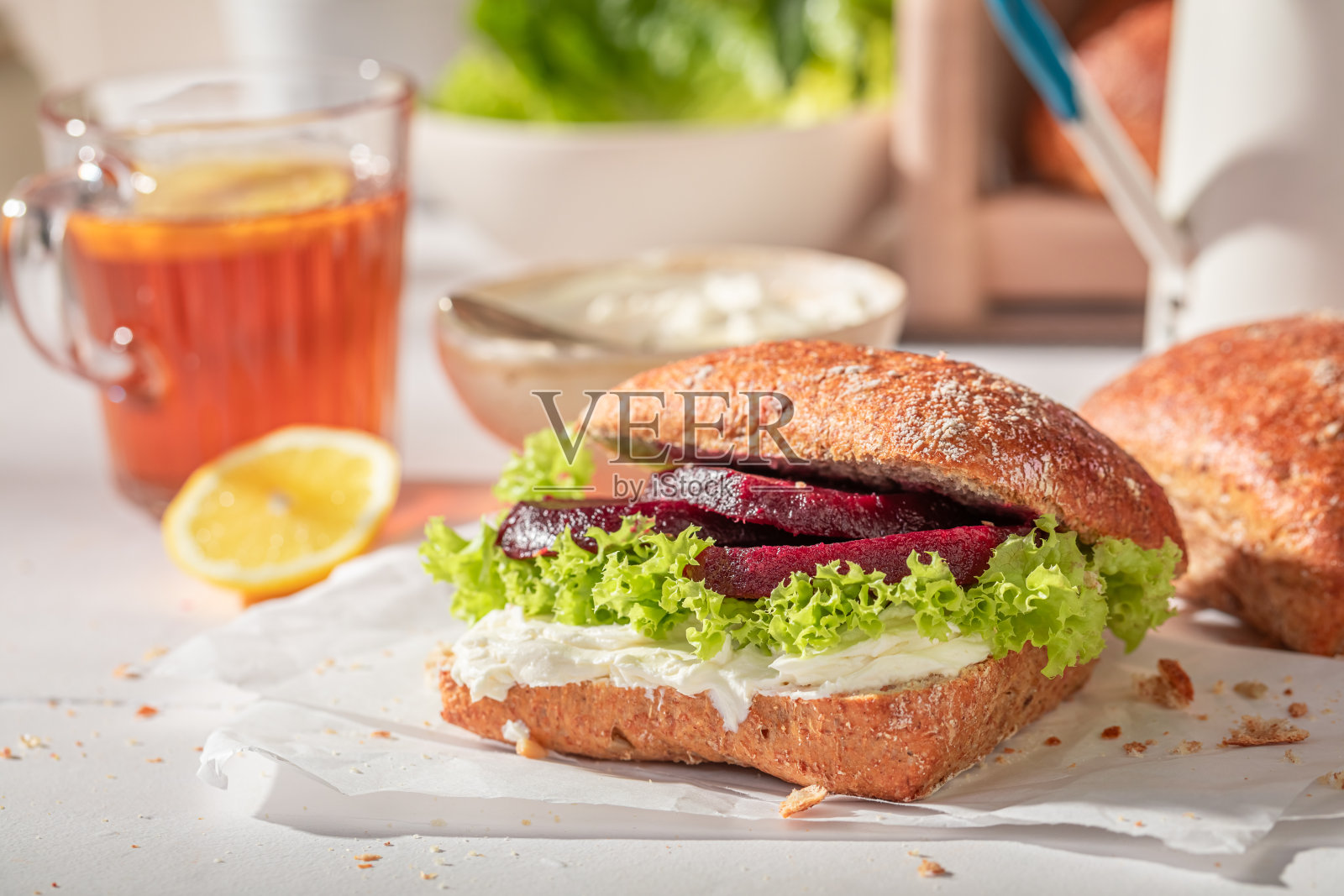 美味的自制三明治,奶酪和甜菜根。照片摄影图片