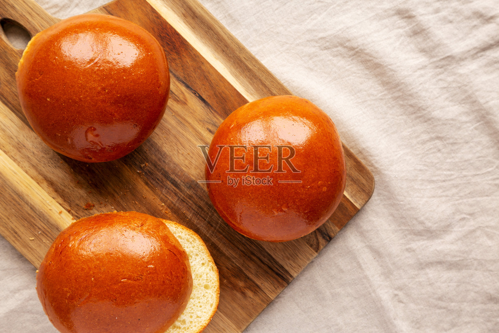 木板上的自制奶油蛋糕汉堡,俯视图。平躺,头顶,从上面看。副本的空间。照片摄影图片