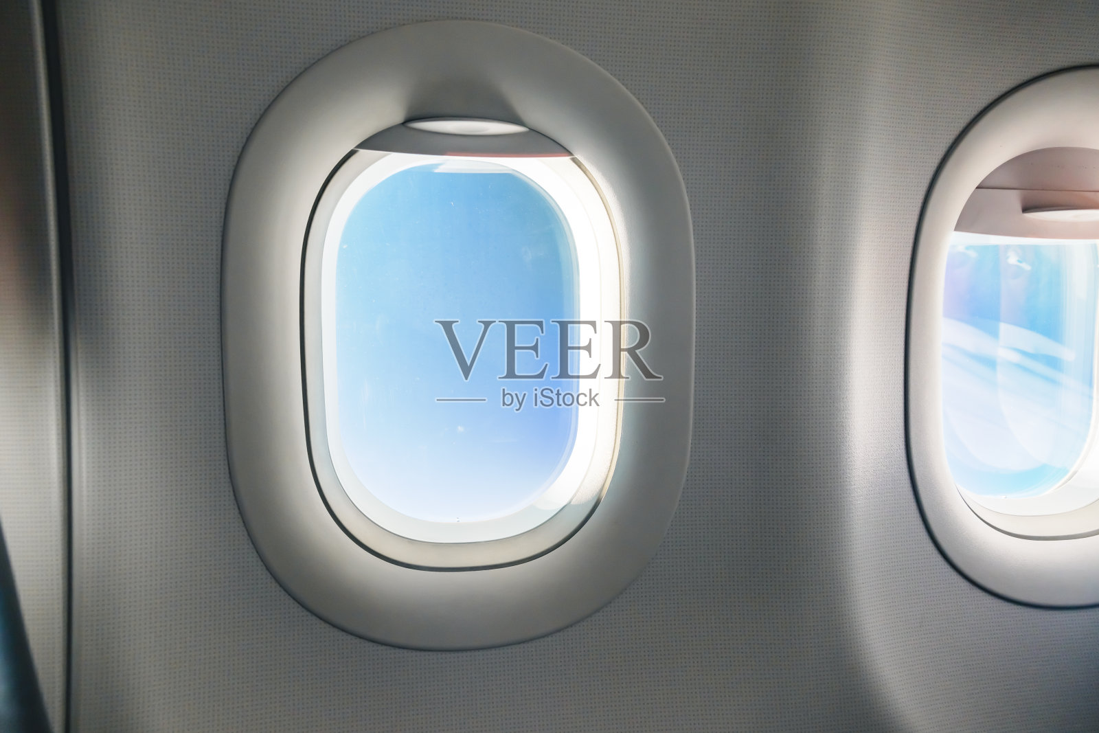 在飞行中通过飞机窗口观看照片摄影图片