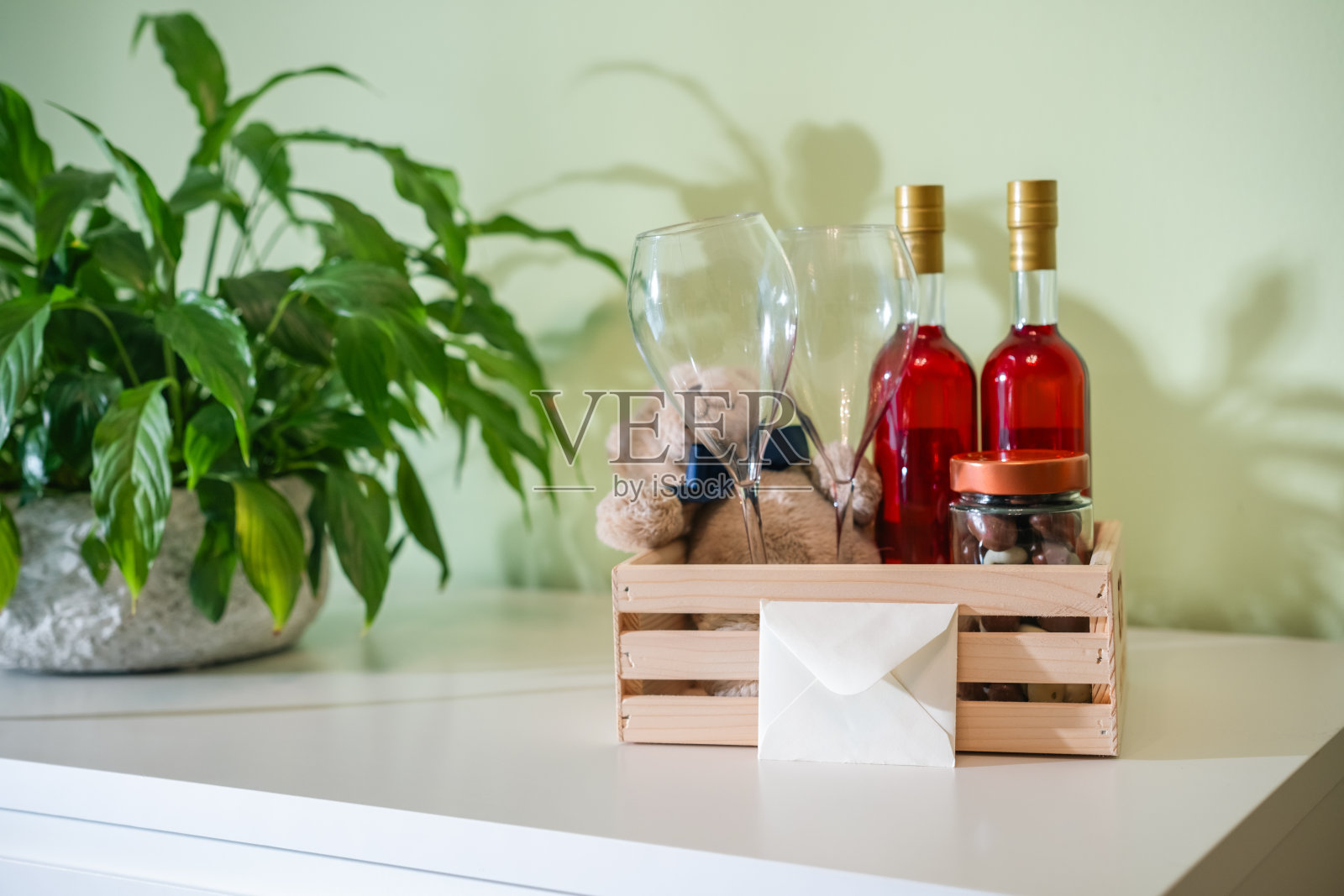 一个欢迎客人的篮子和一个小纸条。照片摄影图片