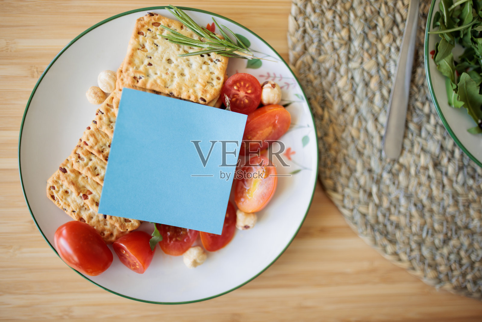 沙拉餐放在桌子上照片摄影图片