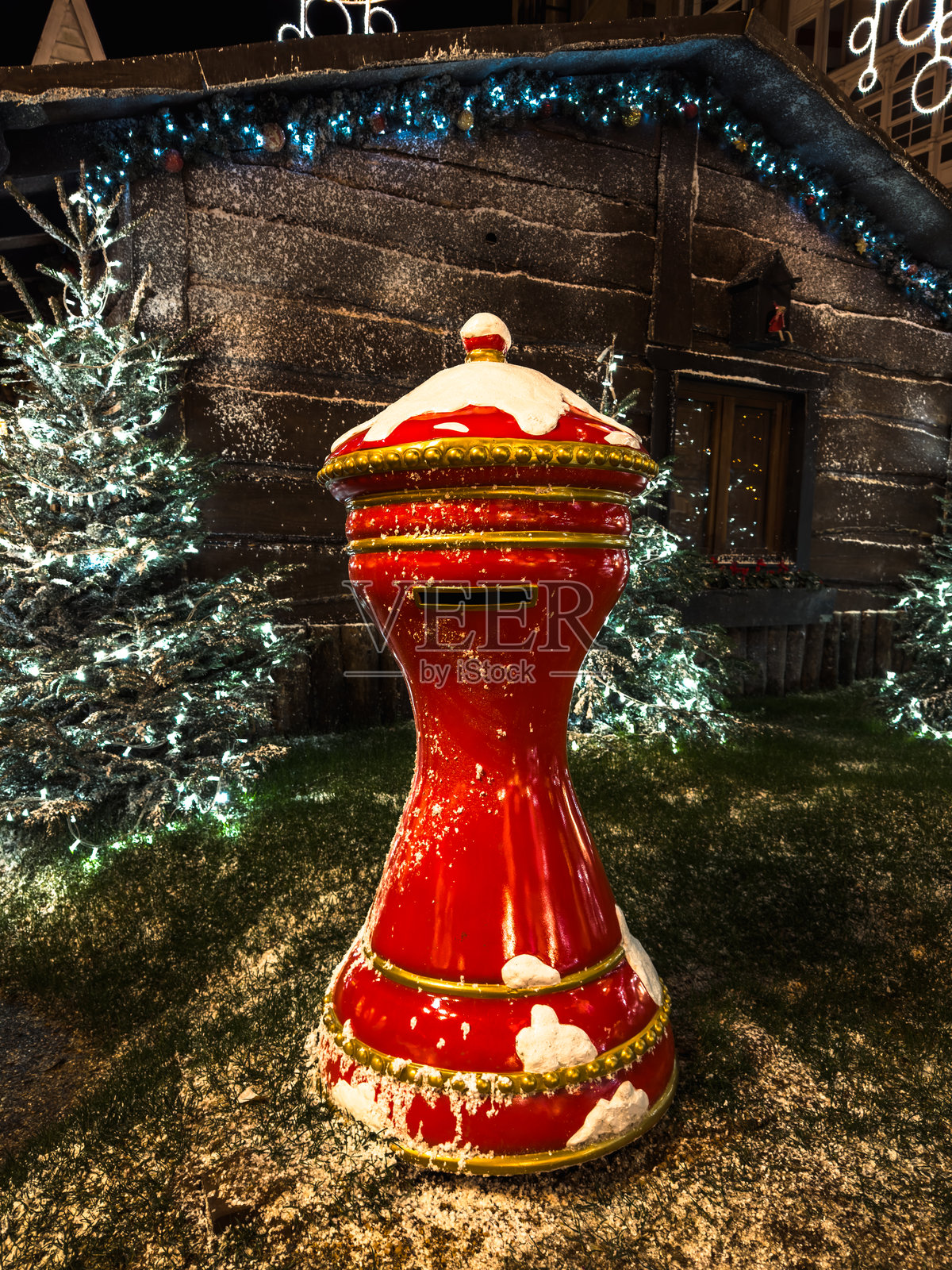 魔法冬夜:节日灯光和魔法装饰照片摄影图片