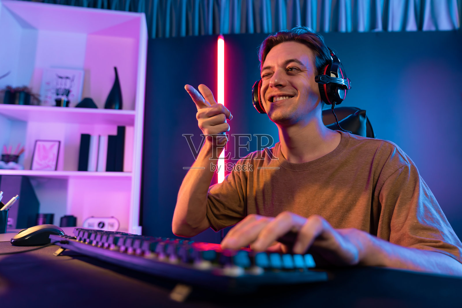 智能主播主持频道玩网络游戏成为赢家。金钱。照片摄影图片