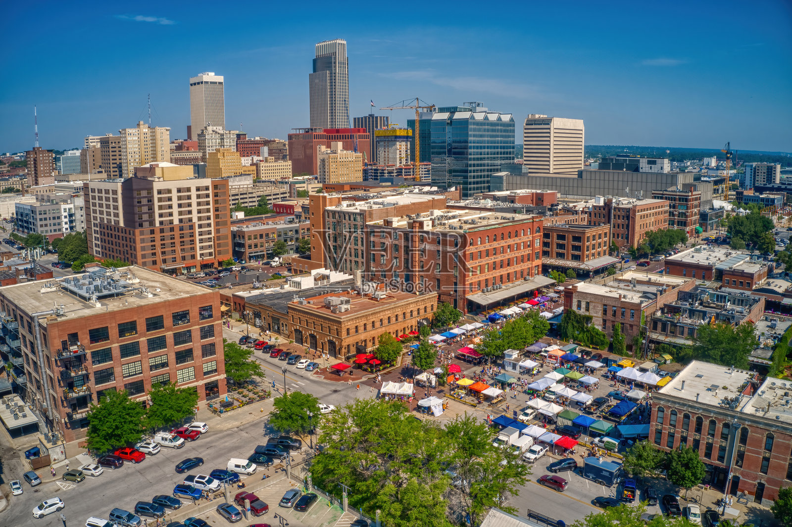 夏季内布拉斯加州奥马哈的农贸市场鸟瞰图照片摄影图片