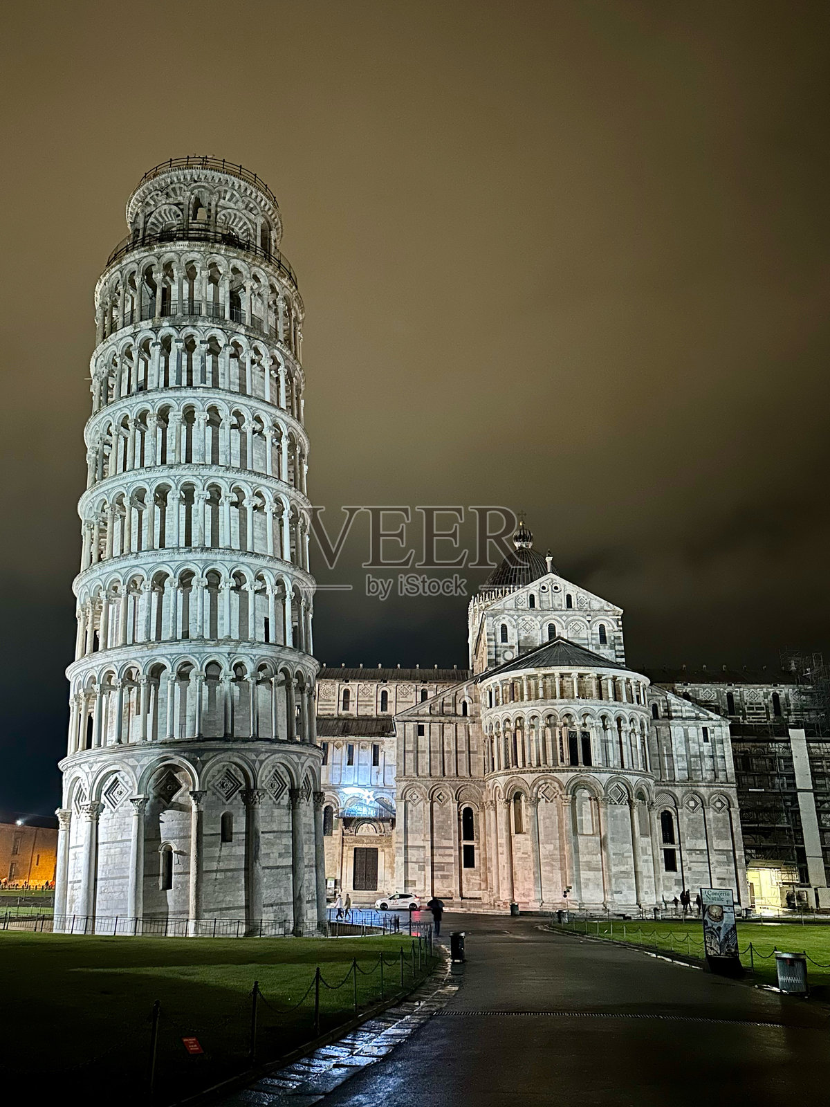 意大利比萨斜塔和比萨大教堂在一个多云的夜晚被照亮照片摄影图片