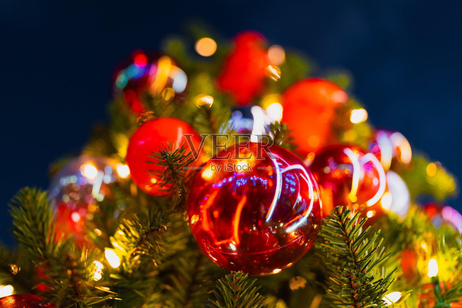 彩灯大圣诞树的细节照片摄影图片