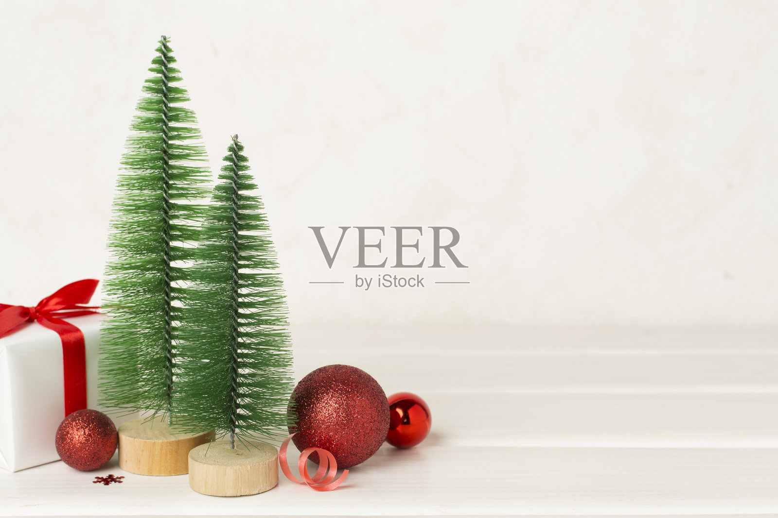 木制桌子上装饰着的小圣诞树照片摄影图片