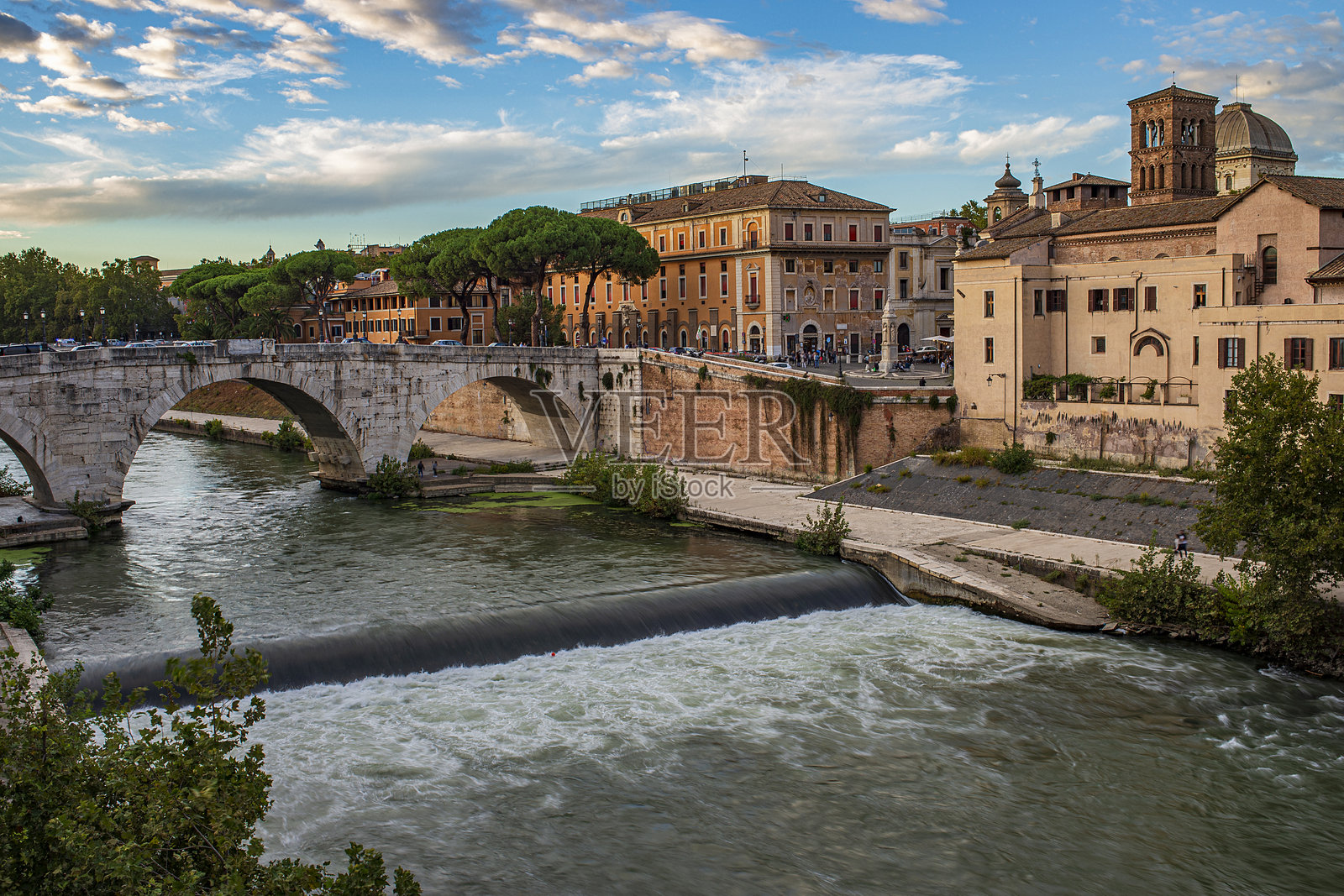 罗马台伯河上的台伯岛照片摄影图片