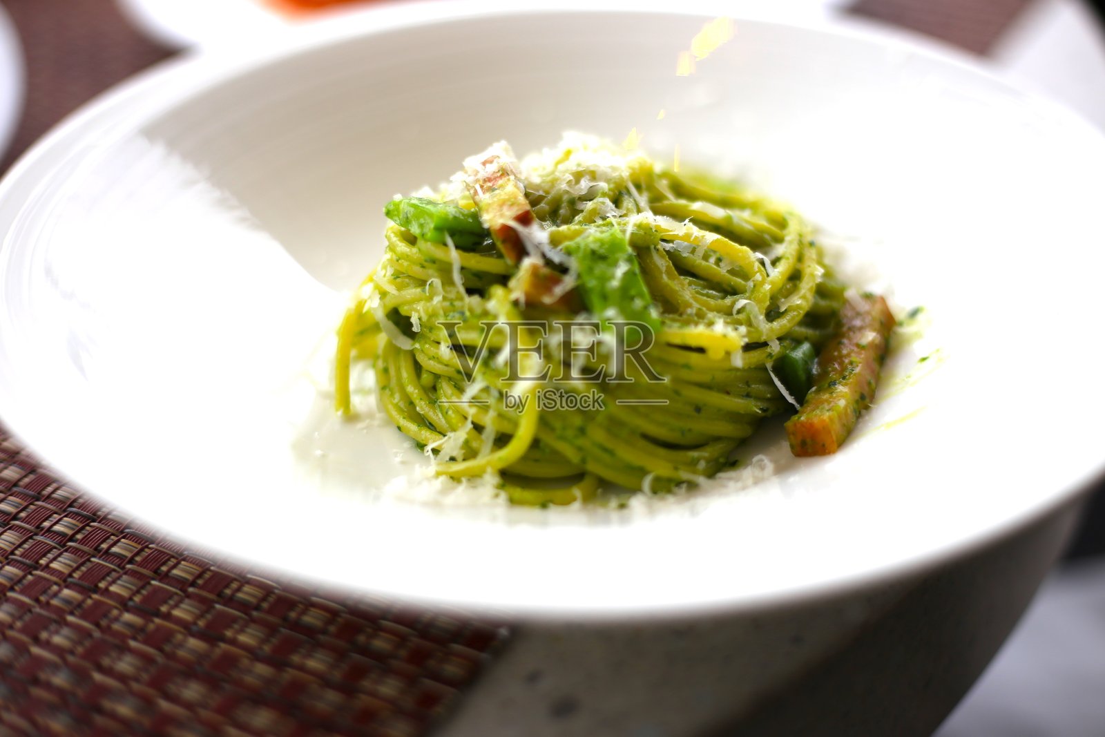 我在东京的一家咖啡馆吃的罗勒面食照片摄影图片
