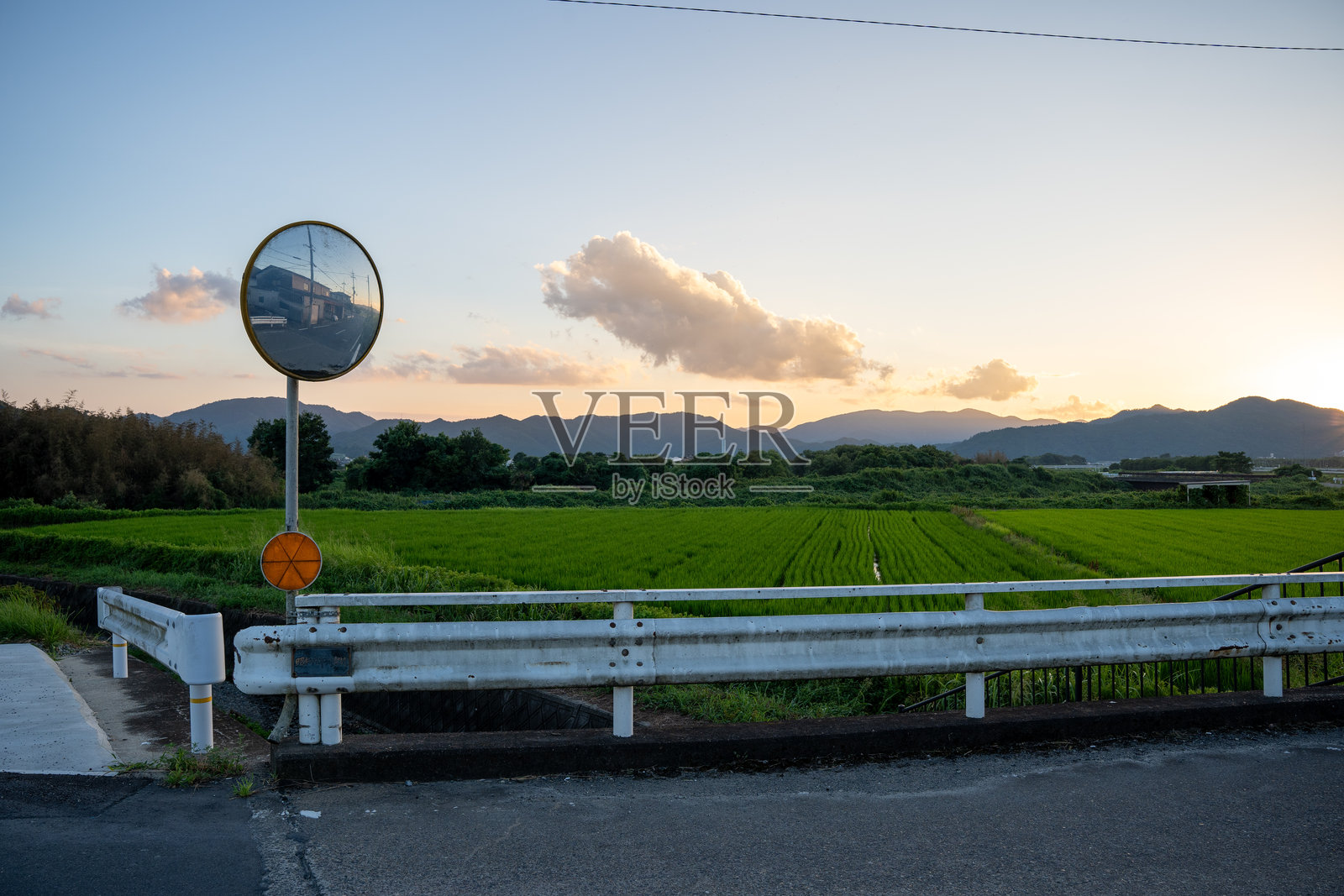黄昏的城镇照片摄影图片