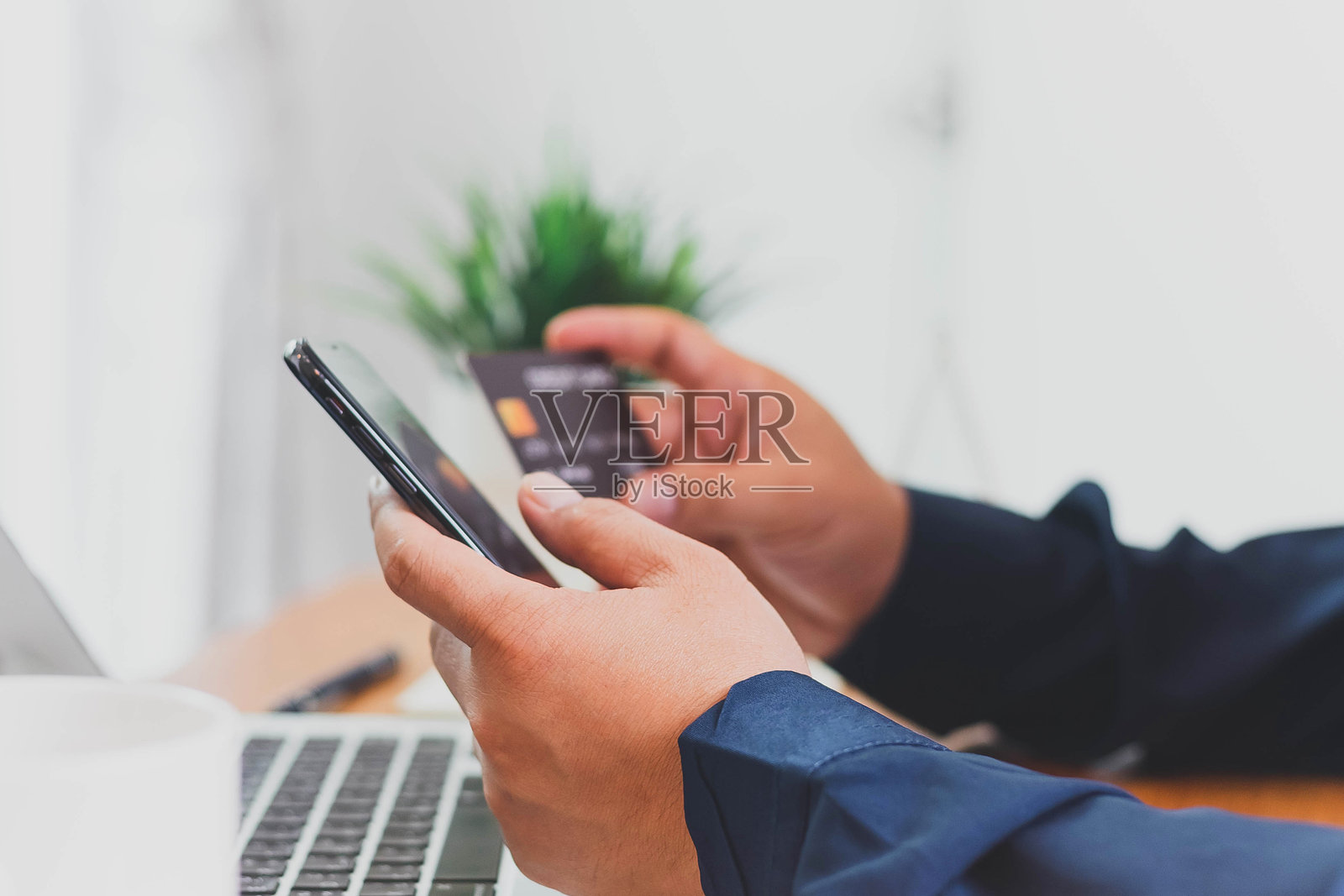 男性手持信用卡和智能手机,男性在线支付,信用卡购物,使用银行服务,输入信息,购物,在网上商店订购,进行安全支付照片摄影图片