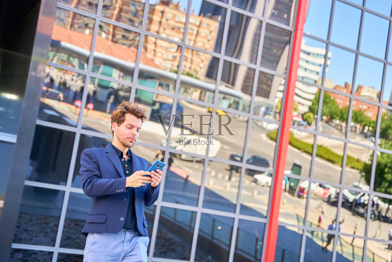 户外,与男人散步和做生意,电话和连接,交谈和早晨。城镇,个人和员工用智能手机,城市和通信与网络或应用程序照片摄影图片