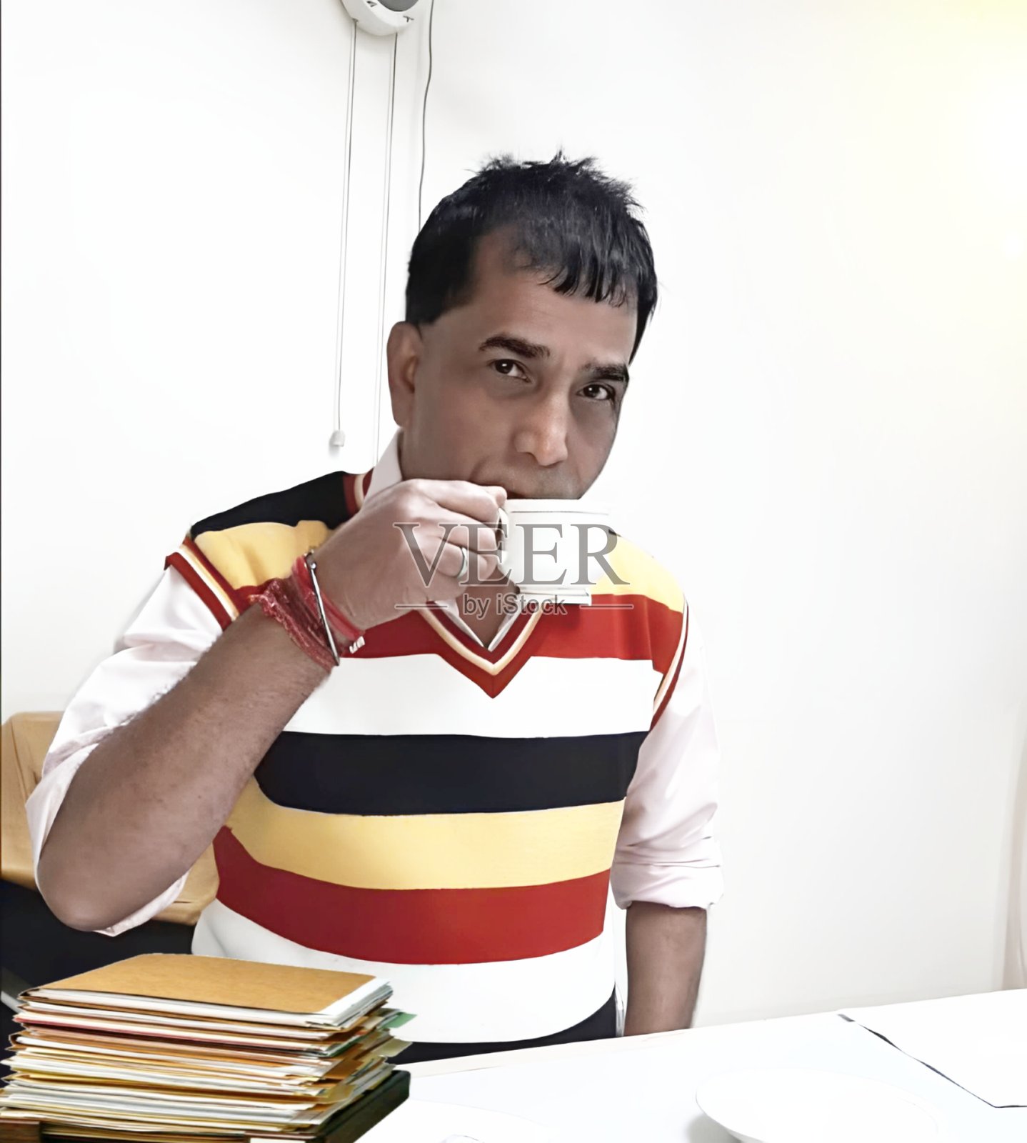 商人在办公室放松喝茶的画像照片摄影图片