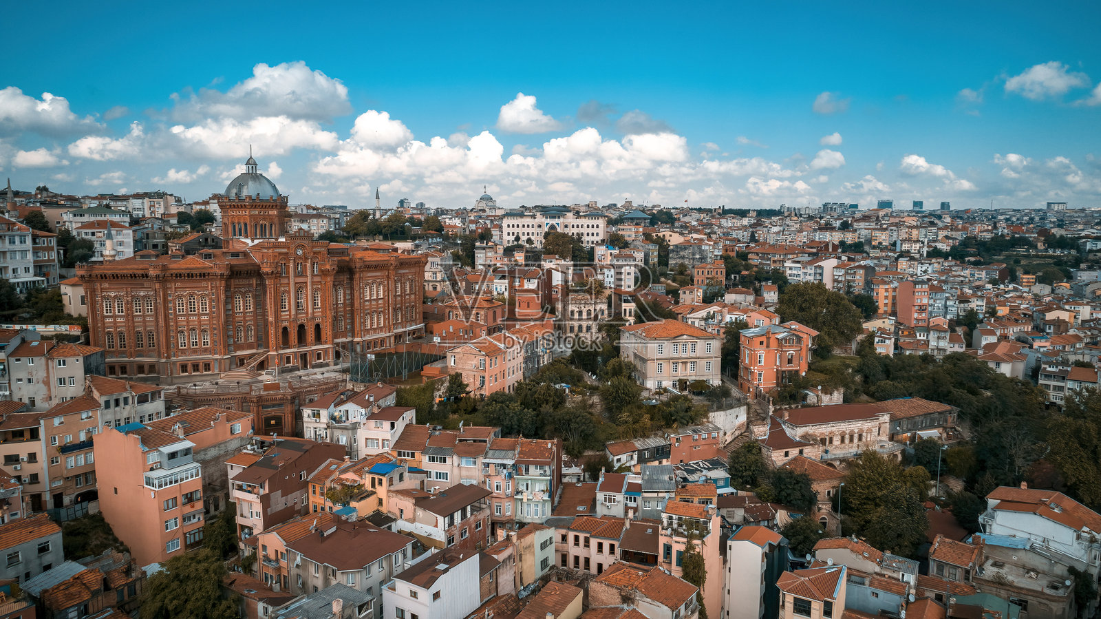 菲涅尔希腊高中(红色学校)用无人机从前方拍摄的照片。这所学校被拍得光彩照人,清澈的蓝天被建筑物包围着。Balat,土耳其。照片摄影图片