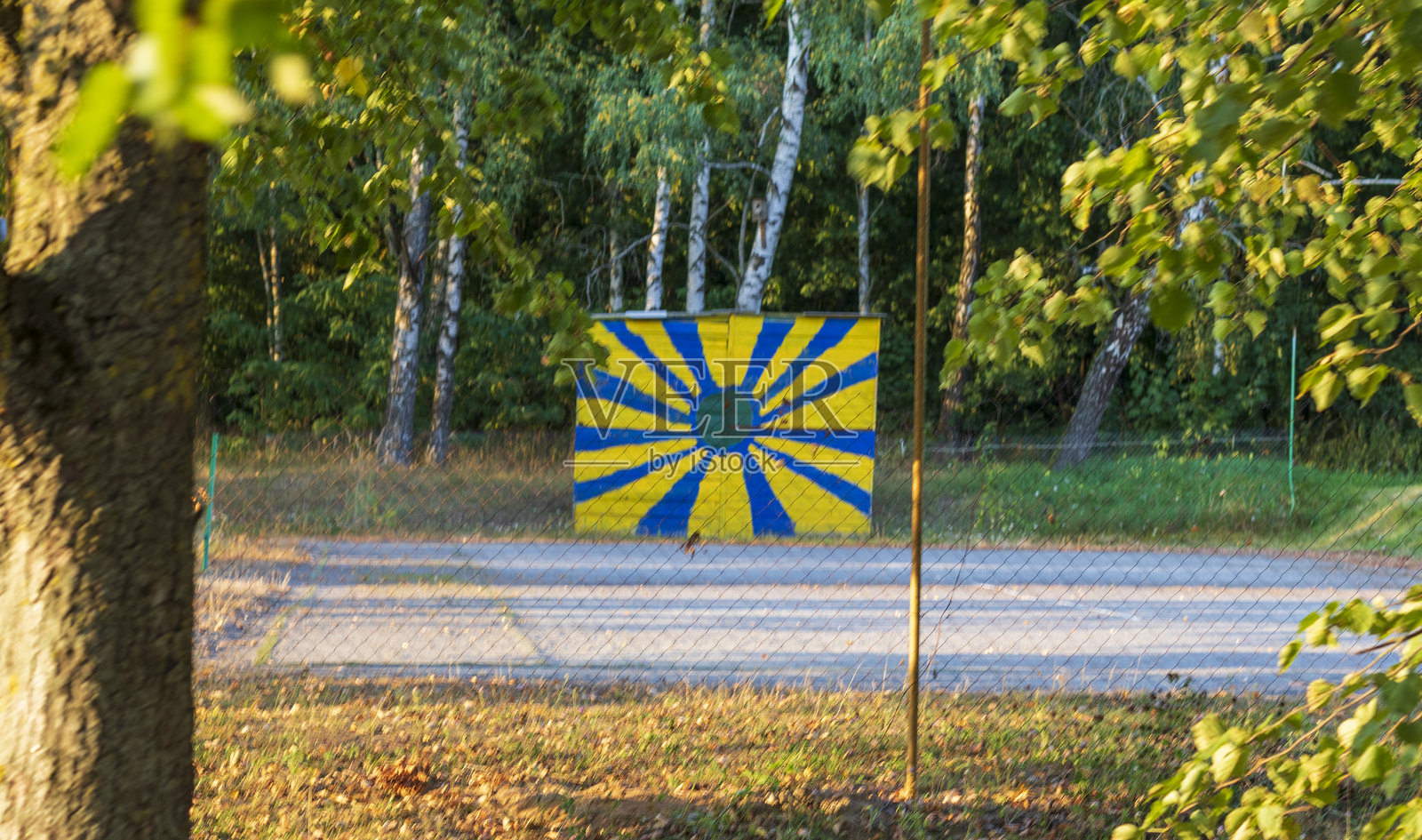 公园墙上彩绘的概念照。在户外照片摄影图片