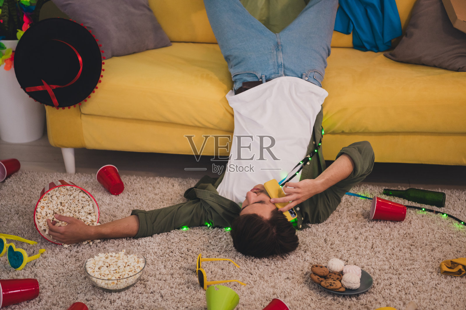 年轻的单身汉在聚会庆祝后放松休息在室内房间家房子公寓的照片照片摄影图片