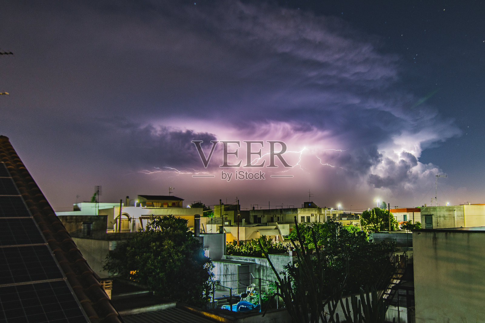 夜晚城市上空暴风雨的雷声和闪电照片摄影图片