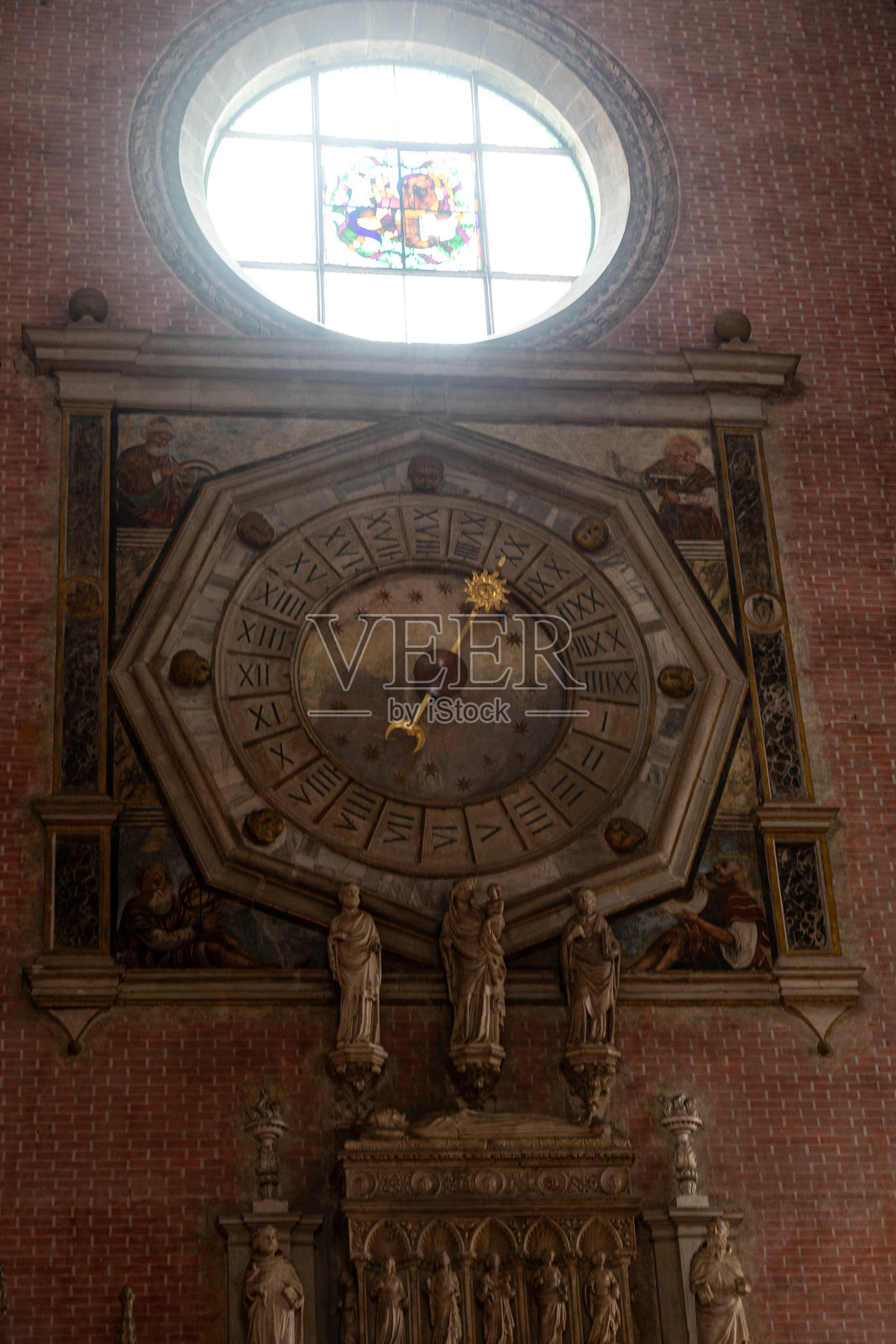 圣乔凡尼保罗大教堂墙上的意大利时钟照片摄影图片