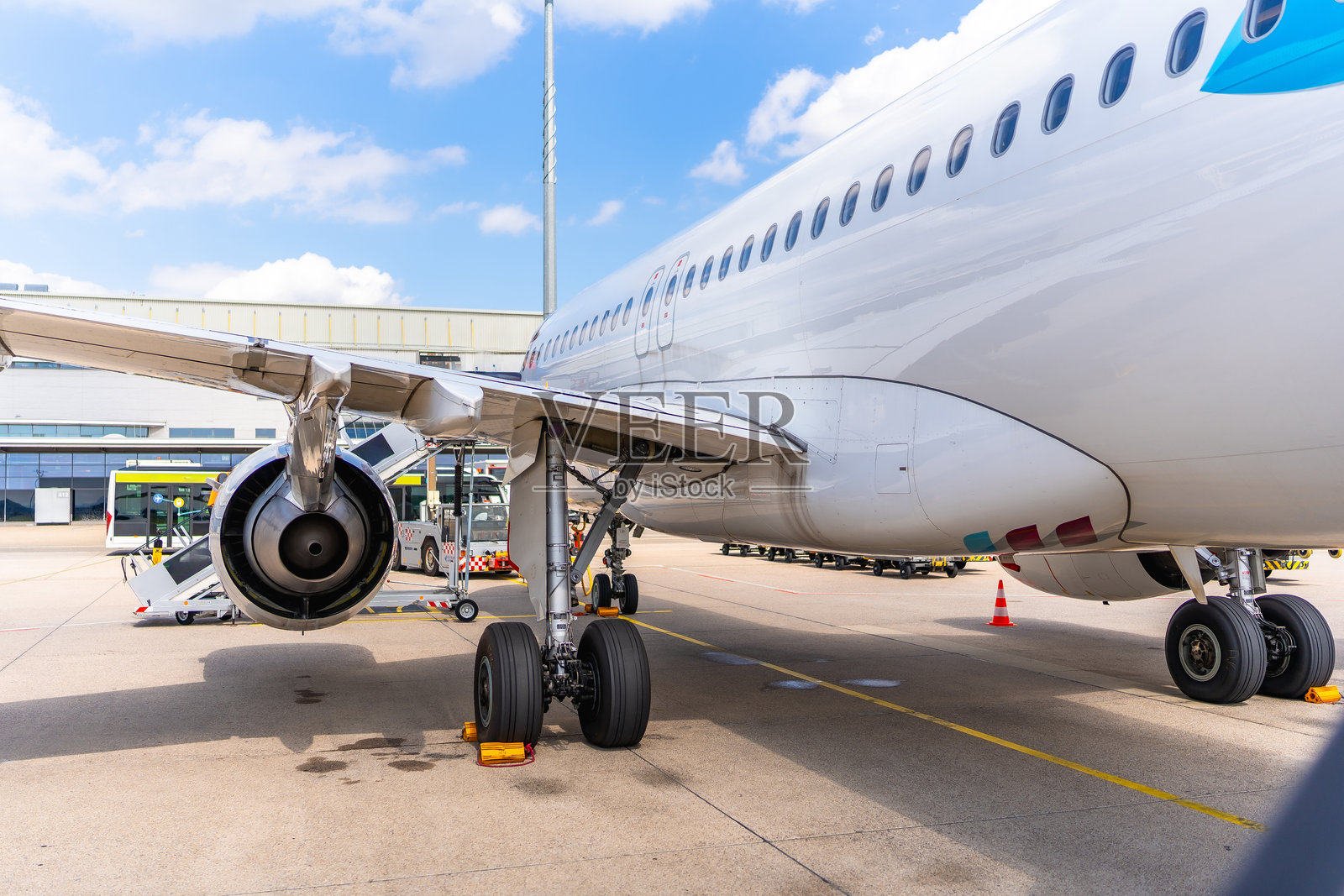 一架尾部有蓝色条纹的白色大飞机照片摄影图片