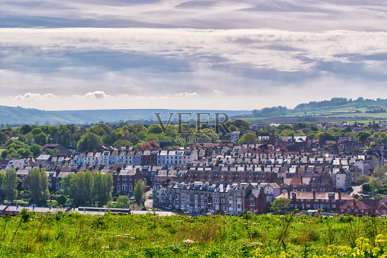 风景优美的住宅区,房子和山在惠特比,北约克郡照片摄影图片