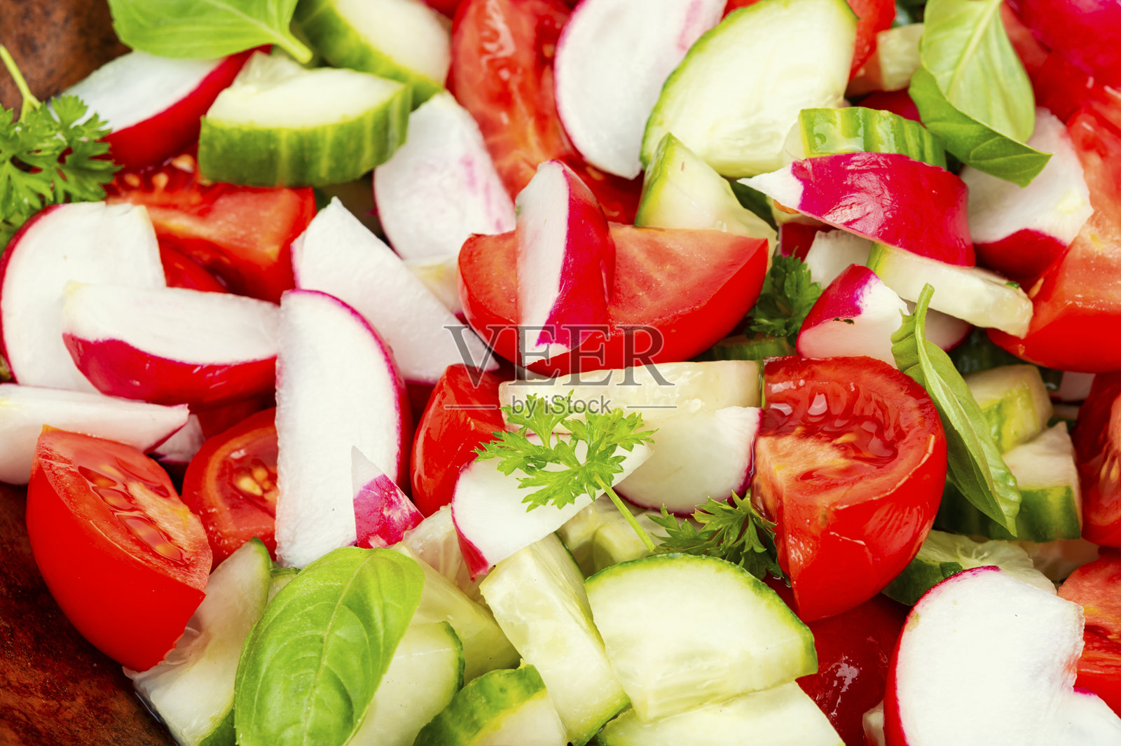 夏日简易蔬菜沙拉。照片摄影图片