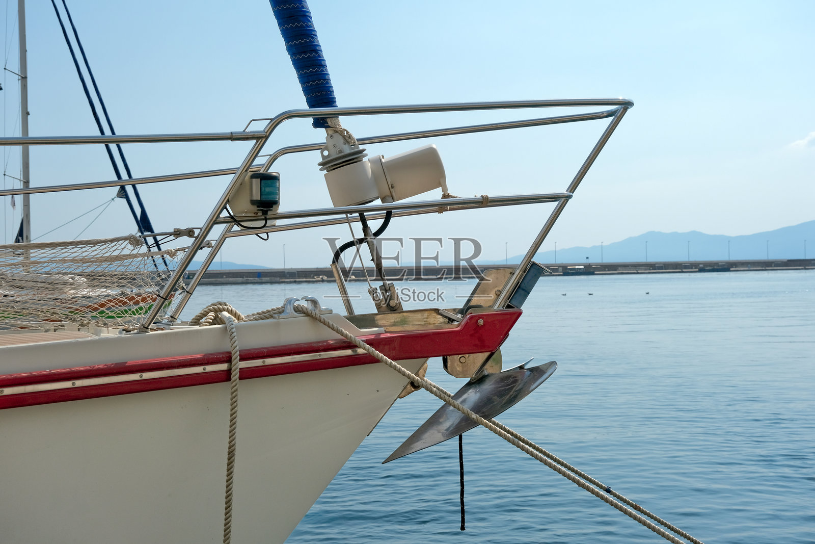 船头特写,船的锚和设备照片摄影图片