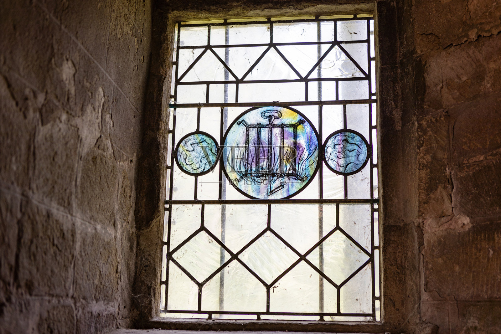诺森伯兰郡圣劳伦斯教堂烤架的彩色玻璃窗照片摄影图片