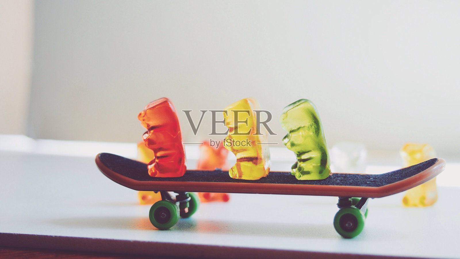 餐桌上滑板上彩色小熊的特写照片摄影图片