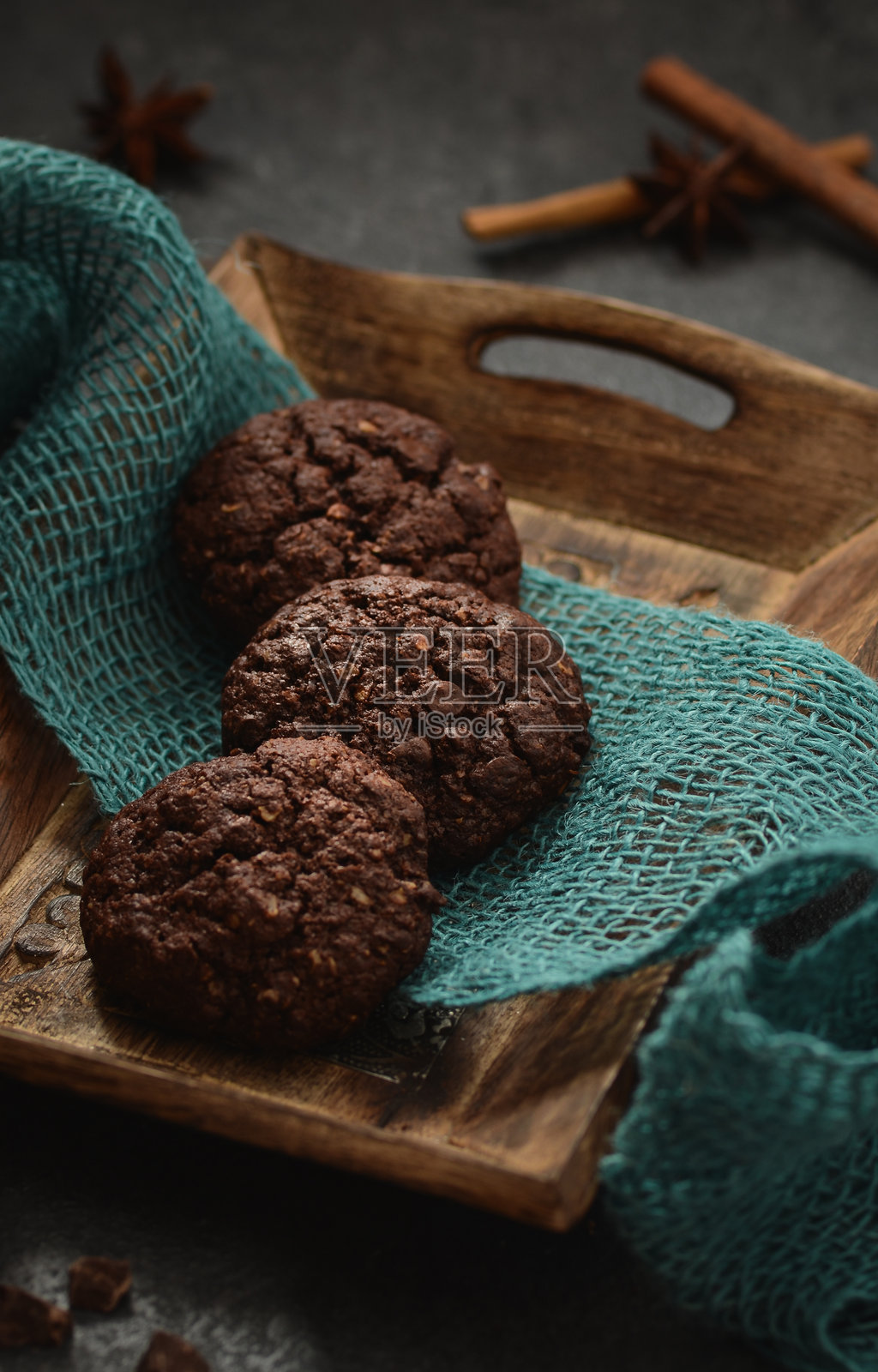木制容器中的巧克力饼干的高角度视图照片摄影图片