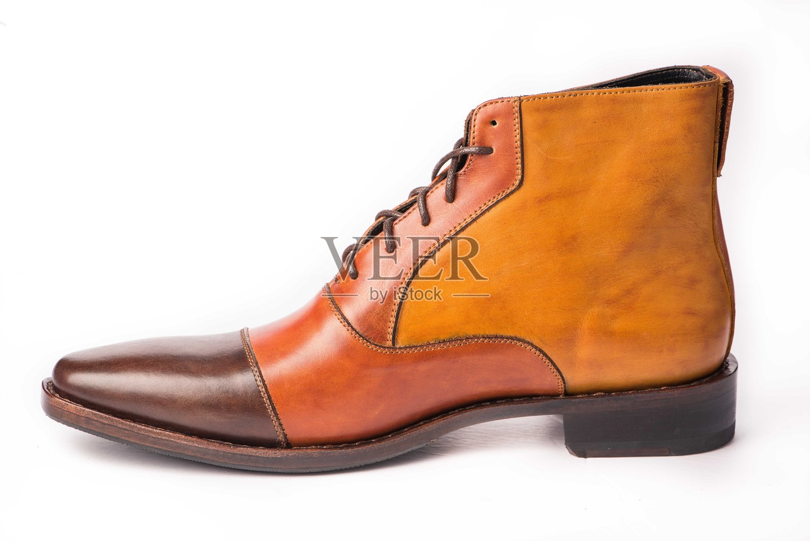 白色背景上的鞋子特写照片摄影图片