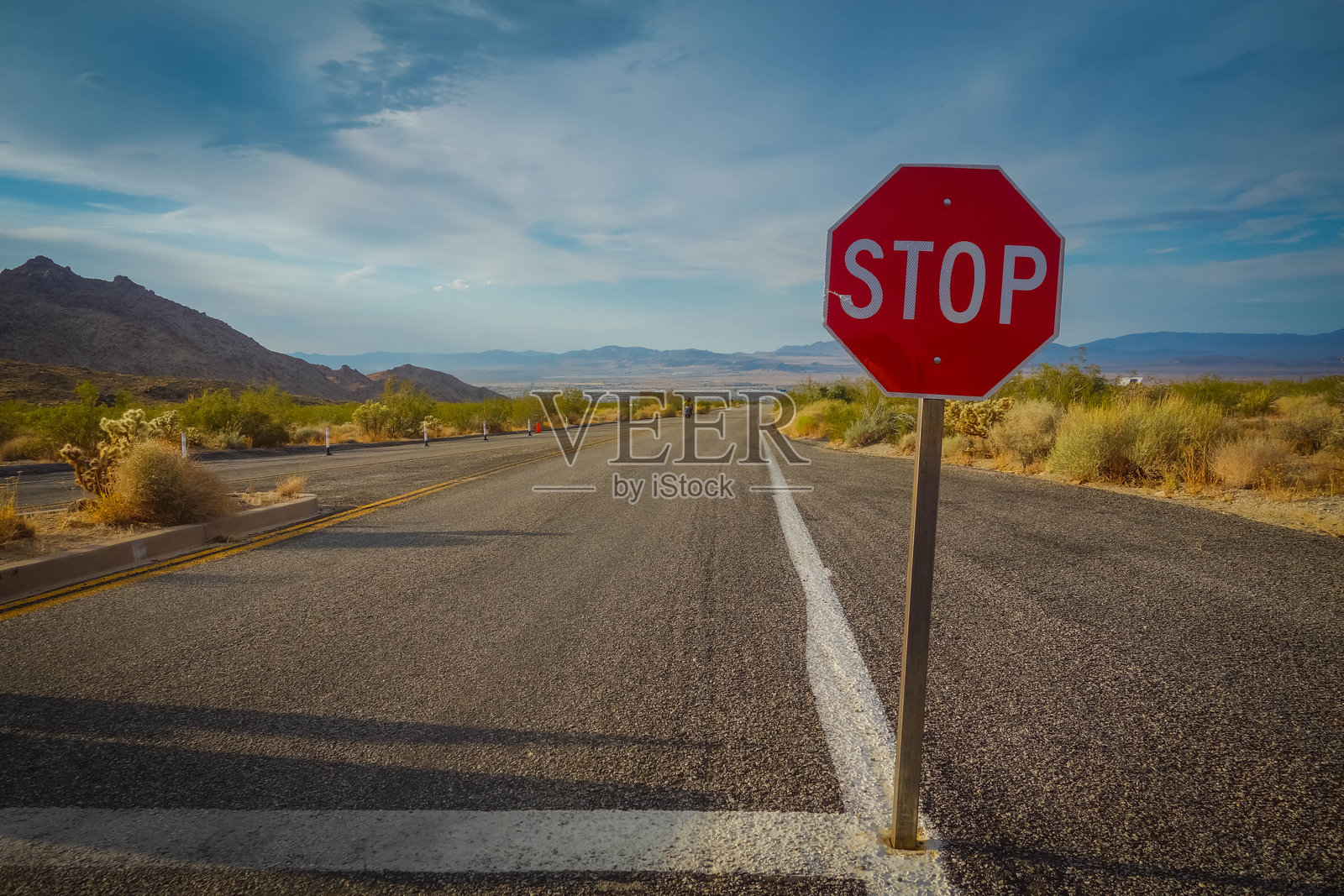 背对天空的路标照片摄影图片