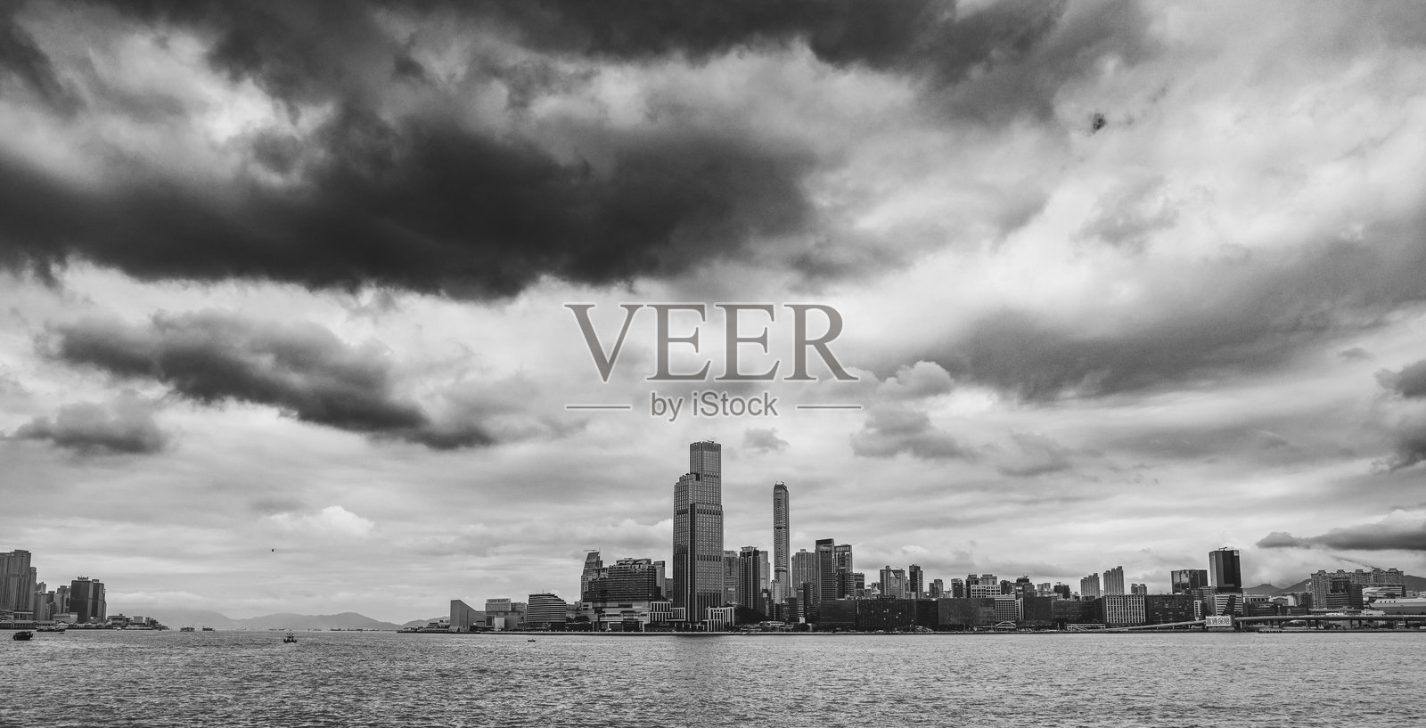 香港天际线全景在戏剧性的黑色和白色的云照片摄影图片
